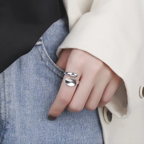 Sterling silver wrapped ring 💍 😍 beautiful sparkling ring. ✨️ - Picture 3 of 4